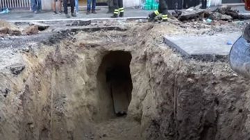 Túnel cavado pelos bandidos, em Roma - Divulgação / Youtube / AFP News Agency