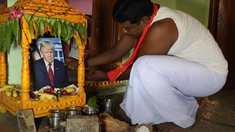 Bussa Kishna em seu santuário para Donald Trump - Divulgação/ YouTube/ GoNewsIndia