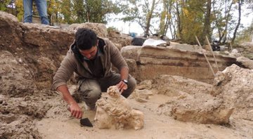Uma cabeça de estátua grega é escavada na Turquia - Reprodução / Twitter