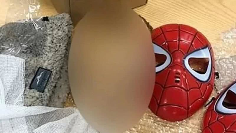 Cabeça borrada acompanhada de máscaras do Homem-Aranha - Divulgação / Infobae