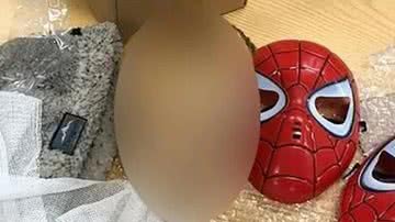 Cabeça borrada acompanhada de máscaras do Homem-Aranha - Divulgação / Infobae