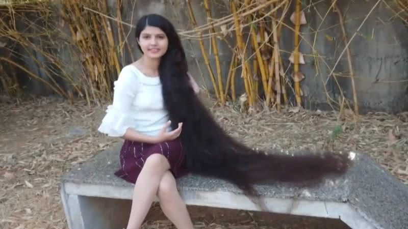 Nilanshi Patel, com seus dois metros de cabelo - Divulgação - Youtube