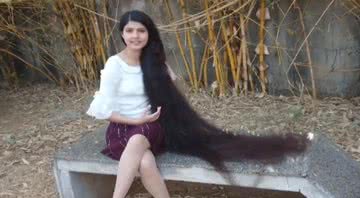 Nilanshi Patel, com seus dois metros de cabelo - Divulgação - Youtube