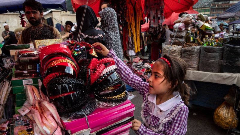 Fotografia mostrando um mercado de rua em Cabul em julho de 2021 - Getty Images