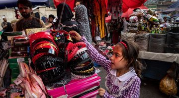 Fotografia mostrando um mercado de rua em Cabul em julho de 2021 - Getty Images