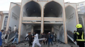 Explosão atingiu mesquita com fiéis, em Cabul - Reprodução / Twitter / El Clarin