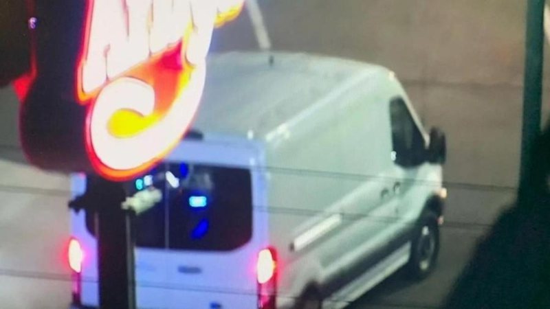 O veículo do legista que foi buscar o cadáver no restaurante de fast-food para levar ao necrotério - Reprodução/Vídeo/News15