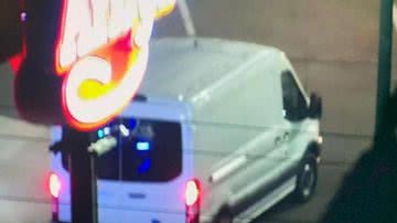 O veículo do legista que foi buscar o cadáver no restaurante de fast-food para levar ao necrotério - Reprodução/Vídeo/News15