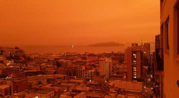 Foto de cidade da Califórnia com céu laranja - Divulgação / Twitter
