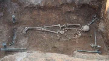 Esqueleto sobre cama de bronze - Divulgação / Areti Chondrogianni-Metoki