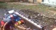 Imagem do caminhão tombado sendo saqueado - Divulgação / Reprodução / Twitter