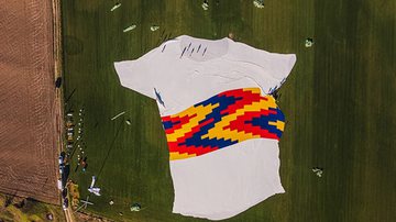 Maior camiseta do mundo que quebrou recorde - Reprodução / Guinnes World Records