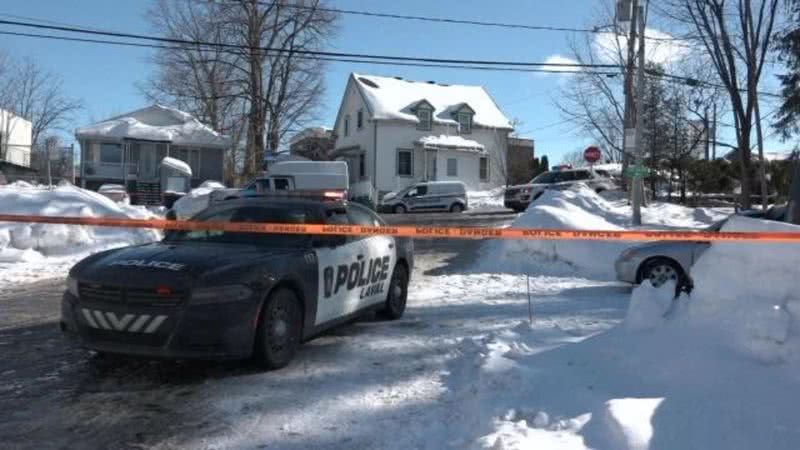 Polícia protege o local onde um ônibus colidiu com uma creche em Laval, no Canadá - Reprodução/Vídeo