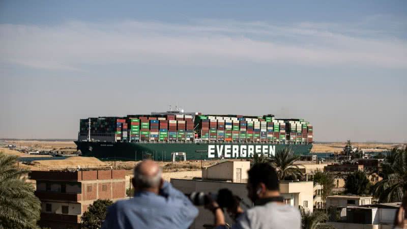 O navio Ever Given bloqueando o Canal de Suez em 29 de março de 2021 - Getty Images