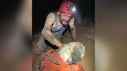 Espeleólogo resgatando cadela em caverna nos EUA - Divulgação/Rick Haley