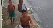 Câmera de segurança que mostra os meninos desaparecidos - Divulgação/ Polícia do Rio