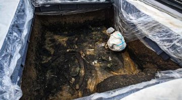 Arqueólogo limpando a descoberta da cabana milenar - Instituto de Pesquisa de Arqueologia e Relíquias Culturais de Chengdu