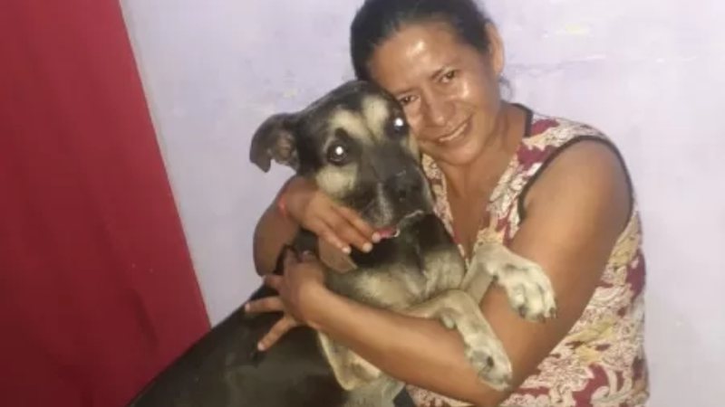 Imagem do cachorro e sua dona Maria da Paz - Divulgação/Arquivo Pessoal