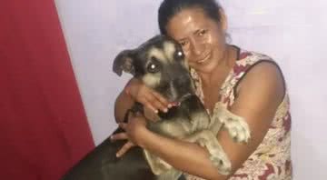 Imagem do cachorro e sua dona Maria da Paz - Divulgação/Arquivo Pessoal