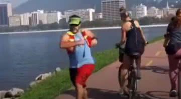 Cena do momento que a ciclista leva a cotovelada - Divulgação/Instagram/@claudiabarrosprof