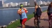 Cena do momento que a ciclista leva a cotovelada - Divulgação/Instagram/@claudiabarrosprof