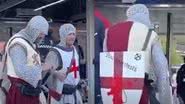 Imagens dos torcedores ingleses vestidos de trajes cruzados - Reprodução /Vídeo / Youtube
