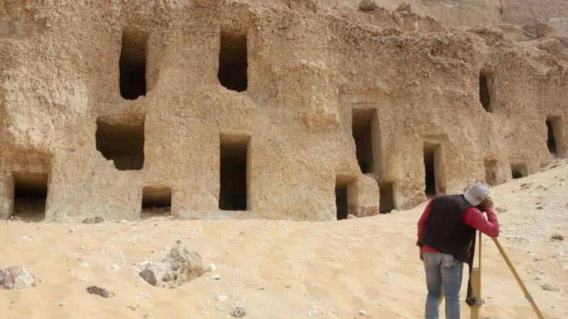 Imagem das tumbas encontradas em meio a grande rocha - Divulgação/Ministério Egípcio de Turismo e Antiguidades