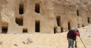 Imagem das tumbas encontradas em meio a grande rocha - Divulgação/Ministério Egípcio de Turismo e Antiguidades