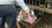 Imagem do idoso sendo resgatado após o incidente - Divulgação/Twitter/@ANI