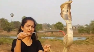 Garota indiana brincando com cobra venenosa - Divulgação/Instagram/@devil_girl_shweta3110