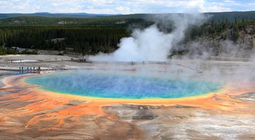 Uma das fontes termais do Parque Nacional de Yellowstone - Wikimedia Commons
