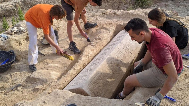 Imagem do sarcófago removendo o sarcófago na Espanha - Divulgação/Universidade de Murcia