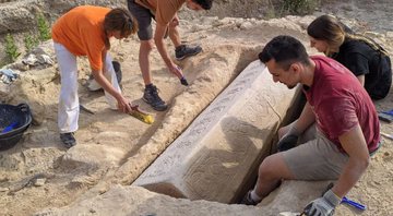 Imagem do sarcófago removendo o sarcófago na Espanha - Divulgação/Universidade de Murcia