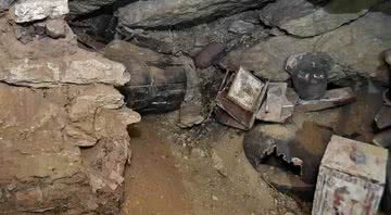 Dentro da necrópole que revelou mais de 80 tumbas - Ministério de Turismo e Antiguidades do Egito