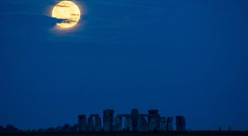 'Lua de Sangue' vista perto do Stonehenge, na Inglaterra - Getty Images