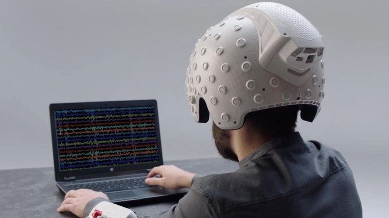 Frame de vídeo que demonstra utilização do capacete