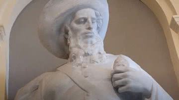 Imagem da estátua de Fernão Dias no Museu do Ipiranga - Reprodução / Vídeo
