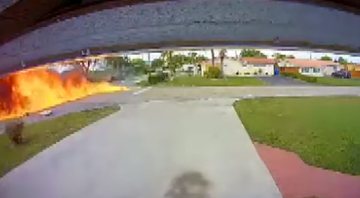 Imagem de segundos depois do impacto entre o avião e o veículo - Divulgação/YouTube