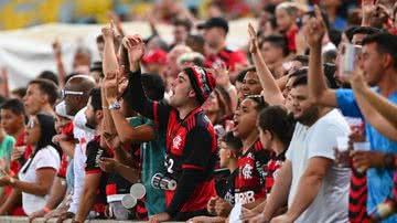 Imagem ilustrativa de torcedores do Flamengo torcendo pelo time de futebol - Andre Borges/Getty Images