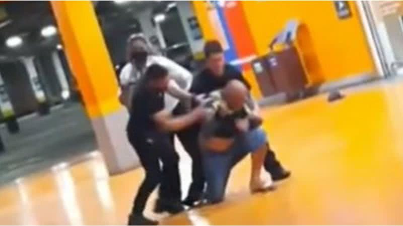Homem negro sendo espancado no Carrefour - Divulgação