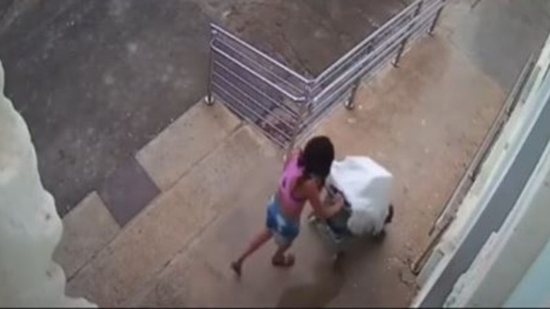 Imagem da mulher empurrando o carrinho de beb}ê - Reprodução/Vídeo/UOL