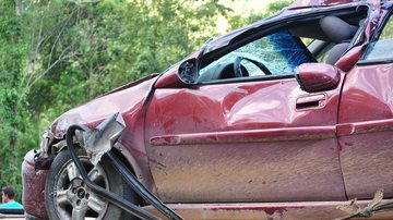 Imagem ilustrativa de um carro após um acidente - Reprodução/Pixabay/NettoFigueiredo
