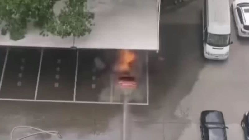 Carro pega fogo, em vídeo - Divulgação / Youtube / Liveleak