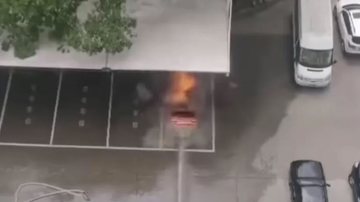 Carro pega fogo, em vídeo - Divulgação / Youtube / Liveleak
