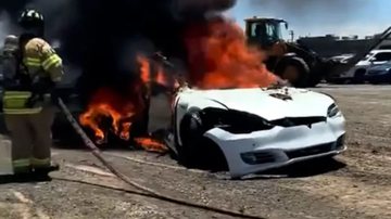 Carro da Tesla pega fogo, na Califórnia - Divulgação / Redes Sociais