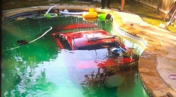 Imagens do carro vermelho na piscina - Divulgação/Twitter