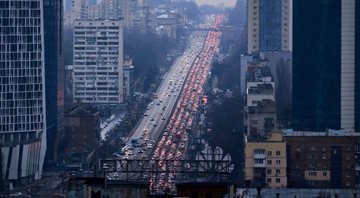 Trânsito de habitantes de Kiev, na Ucrânia, tentando deixar a cidade - Getty Images