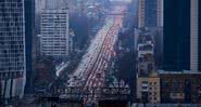 Trânsito de habitantes de Kiev, na Ucrânia, tentando deixar a cidade - Getty Images