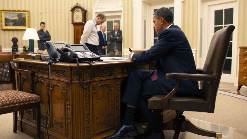 Obama e Biden reunidos enquanto recebiam atualizações sobre operação contra Osama - Casa Branca