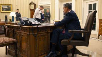 Obama e Biden reunidos enquanto recebiam atualizações sobre operação contra Osama - Casa Branca